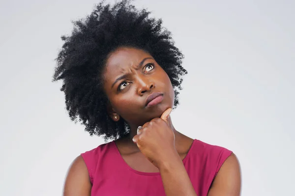 Mulher Negra Pensando Confundido Estúdio Com Decisão Escolha Espaço Fundo — Fotografia de Stock