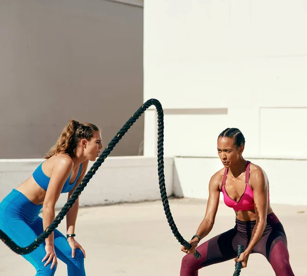 Woman Personal Trainer Battle Rope Fitness Exercise Workout Training Outdoors — Stock Photo, Image