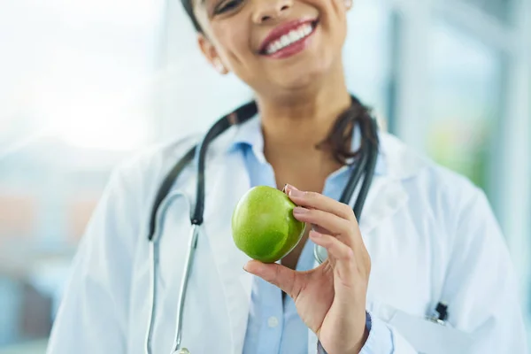 以苹果为营养 健康饮食和健康的妇女的手 医生和微笑 医疗专业人员 营养师和水果 用于维生素C 保健或素食对健康有益的天然食品 — 图库照片