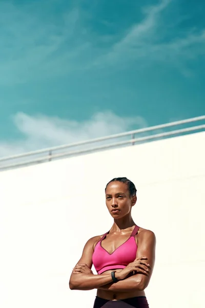 Sport Fitness Och Kvinna Med Armarna Korsade Mockup Och Sky — Stockfoto