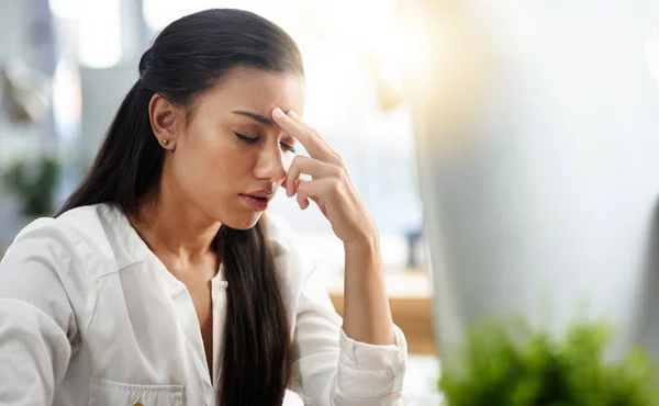 Estrés Burnout Mujer Negocios Con Dolor Cabeza Oficina Con Fatiga — Foto de Stock
