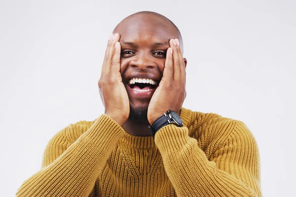 すごいまたはオムガの表情を持つスタジオで男の興奮 驚きと肖像画 白い背景によって達成を祝うためにショックを持つアフリカの男性モデルの幸せ 笑顔と顔 — ストック写真