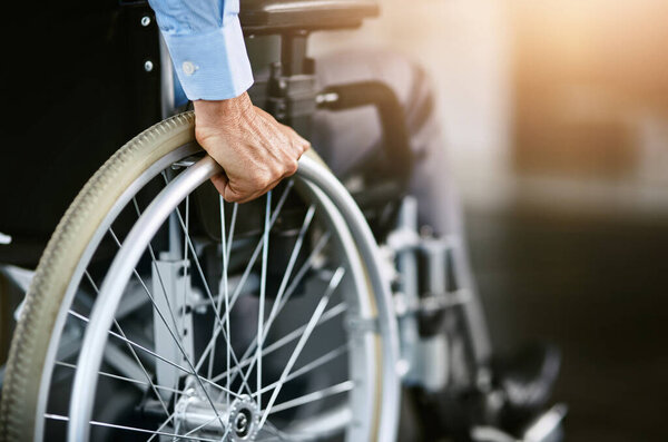 Инвалидное кресло, уход и мужское ручное колесо в больнице для оказания медицинской помощи. Лицо с ограниченными возможностями, мобильность и взрослый мужчина в клинике для поддержки и медицинской помощи с руками пациента и макет.