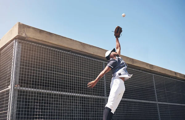 Baseball Złapać Człowiek Skakać Piłki Powietrzu Boisku Zawodów Sportowych Akcji — Zdjęcie stockowe