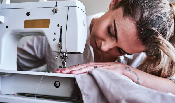 Мода Дизайн Крупный План Женщины Швейной Машинки Идеи Малого Бизнеса — стоковое фото