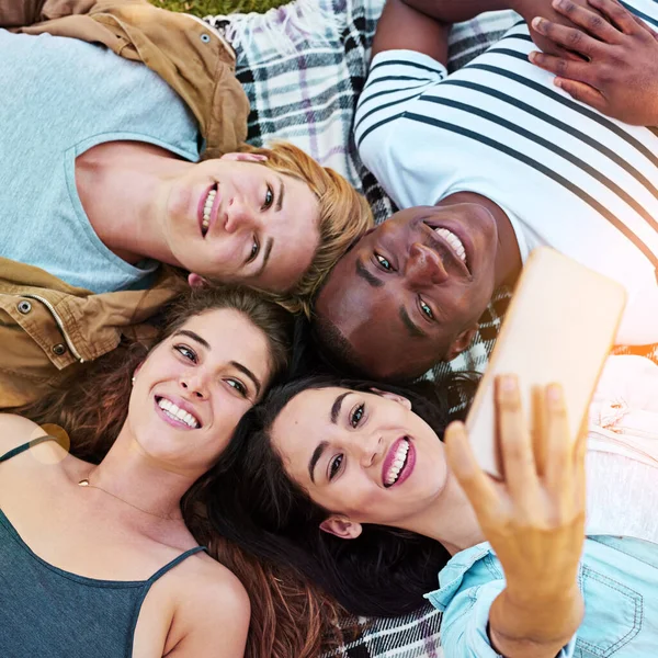 Amigos Vista Superior Aire Libre Para Selfie Círculo Felicidad Diversidad —  Fotos de Stock