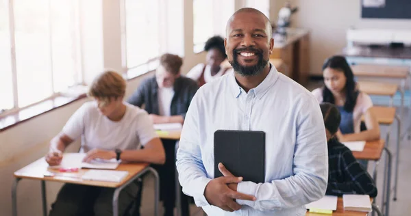 Portré Fekete Ember Tanár Egy Osztályban Diákok Mosolyogni Tudással Oktatással — Stock Fotó