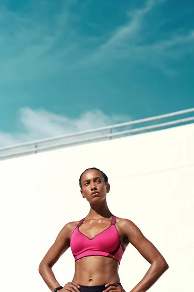 Fitness Fokus Och Kvinna Med Blå Himmel Mockup Utomhus Gym — Stockfoto