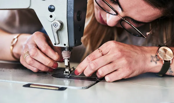Nähmaschine Frauenhände Und Kreative Modedesignerin Mit Knopf Und Fadenarbeit Kleinunternehmer — Stockfoto
