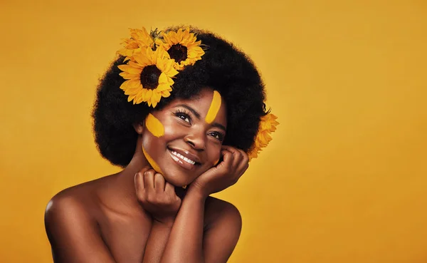 Haar Zonnebloem Zwarte Vrouw Met Natuurlijke Schoonheid Studio Denken Gelukkig — Stockfoto