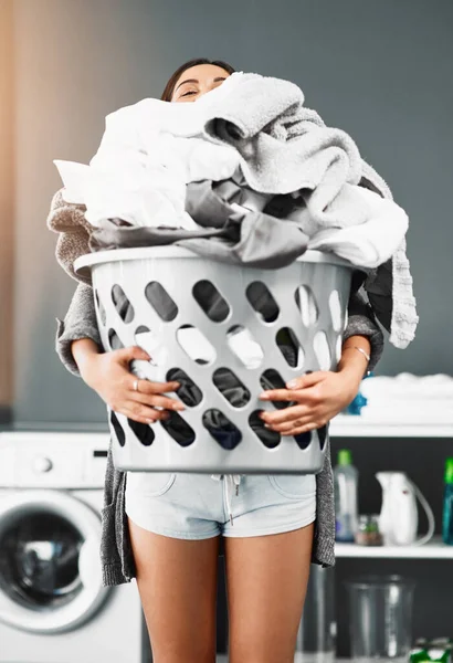 バスケット 洗濯や衛生のための彼女の家に服を着た女性の山 週末には清潔で清潔で家庭的な仕事のために新鮮な布を持っている家 掃除や女性 — ストック写真