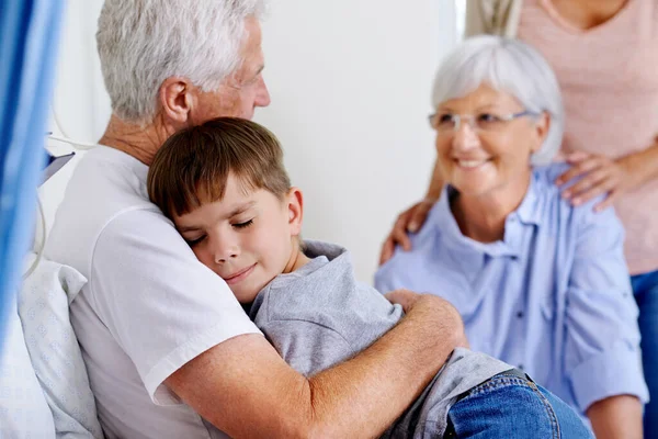 Melhora Depressa Avô Homem Doente Uma Cama Hospital Recebendo Abraço — Fotografia de Stock