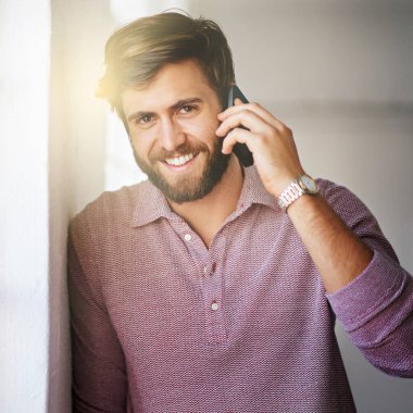 Her zaman bir telefon uzaktayım. Ofisinde arama yapan bir iş adamının kesilmiş portresi.