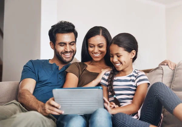 微笑和家人在沙发上 平板电脑和连接在家里 连接和流媒体电影 坐在沙发上的父母 游戏和客厅里带着卡通片的女孩 — 图库照片