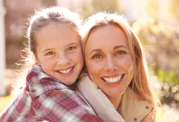 Gesicht Portrait Umarmung Und Glückliche Mutter Kinder Oder Familie Lächeln — Stockfoto