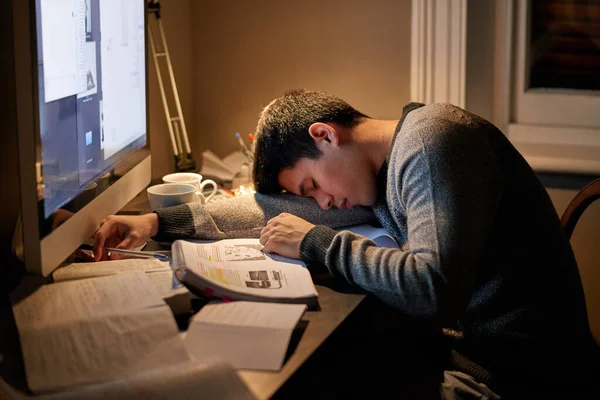Jovem Estudante Livros Dormir Perto Tela Estudar Até Tarde Noite — Fotografia de Stock