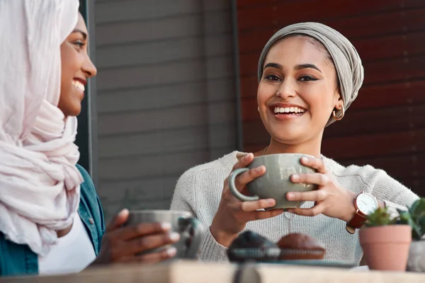 Vrienden Koffie Lachen Met Moslimvrouwen Café Voor Gesprek Eten Gezelligheid — Stockfoto