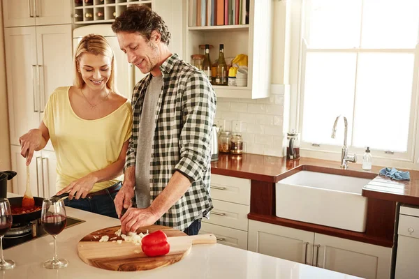 Mantendo Sucos Criativos Fluindo Casal Cozinhar Uma Refeição Juntos Casa — Fotografia de Stock
