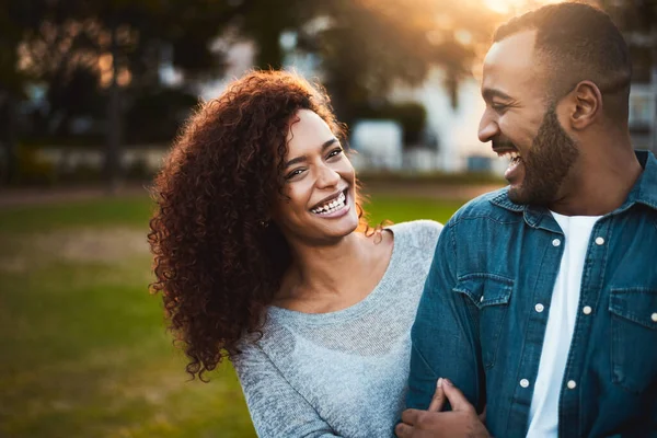 Gör Mig Lyckligast Nånsin Ett Kärleksfullt Ungt Par Som Förenas — Stockfoto
