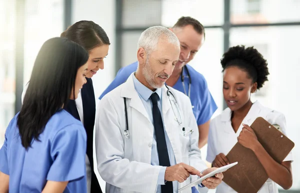 Médico Senior Pasante Tabletas Coaching Salud Para Investigación Trabajo Equipo — Foto de Stock