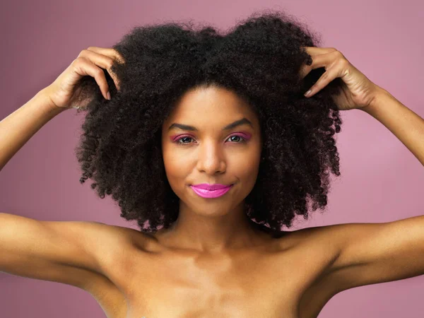Gezicht Haarverzorging Zwarte Vrouw Met Afro Studio Geïsoleerd Een Roze — Stockfoto