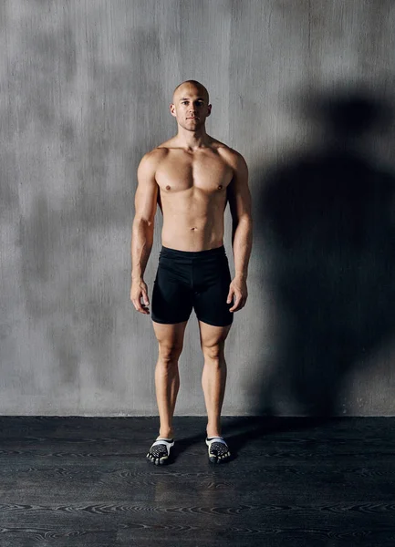 Muskeltraining Körper Und Porträtmann Selbstbewusst Mit Entschlossener Einstellung Sportlichem Engagement — Stockfoto