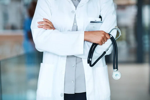Dla Twojego Zdrowia Zdjęcie Bliska Nierozpoznawalnego Lekarza Trzymającego Stetoskop Stojącego — Zdjęcie stockowe