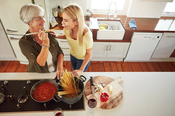 Taste Woman Mother Cooking Food Healthy Vegan Diet Together Love — Stock Photo, Image