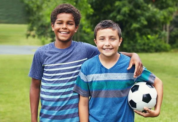 我们不能得到足够的足球 两个小男孩在公园里踢足球 — 图库照片