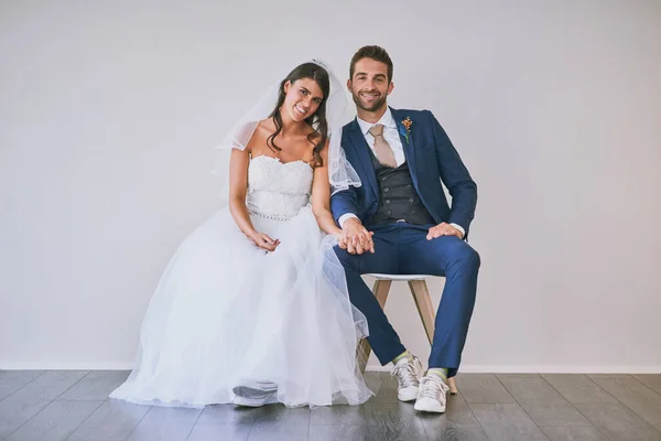 Gerade Verheiratet Studioporträt Eines Frisch Verheirateten Jungen Paares Das Vor — Stockfoto