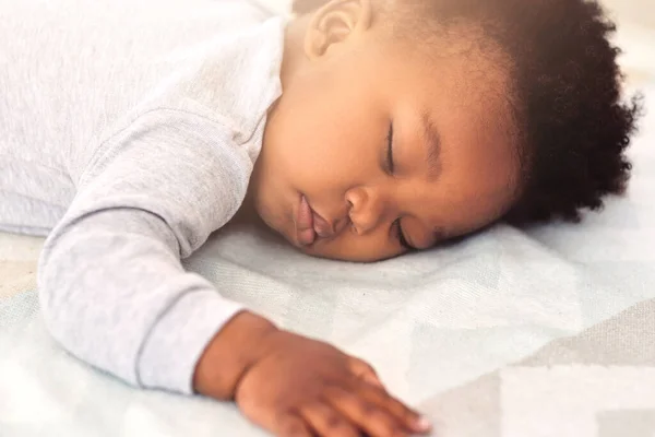 Bebê Africano Menino Dormindo Cama Para Descanso Saúde Paz Para — Fotografia de Stock