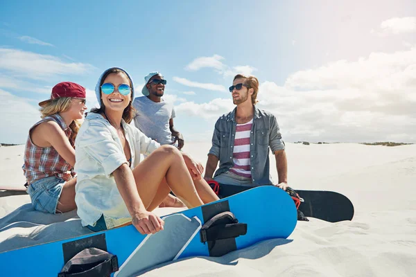 Het Zijn Enthousiaste Zandboarders Een Groep Jonge Vrienden Die Woestijn — Stockfoto