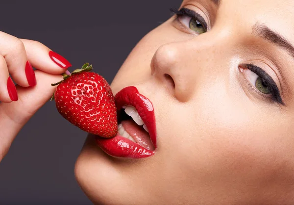 Piękno Portret Model Truskawką Studiu Czerwonymi Paznokciami Kosmetykami Szminkowymi Zdrowie — Zdjęcie stockowe