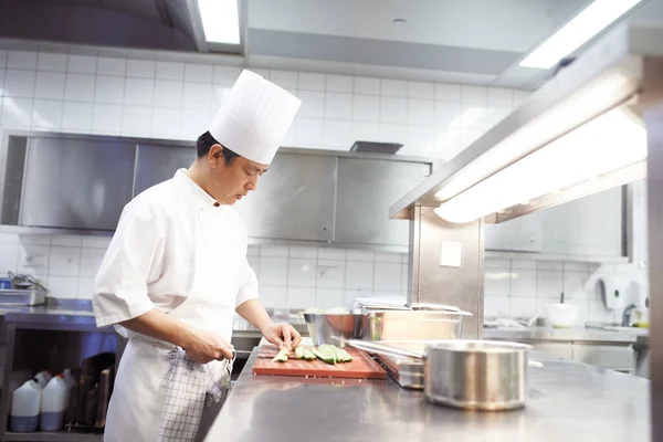 Itamae Trabajando Chefs Preparando Servicio Comidas Una Cocina Profesional —  Fotos de Stock