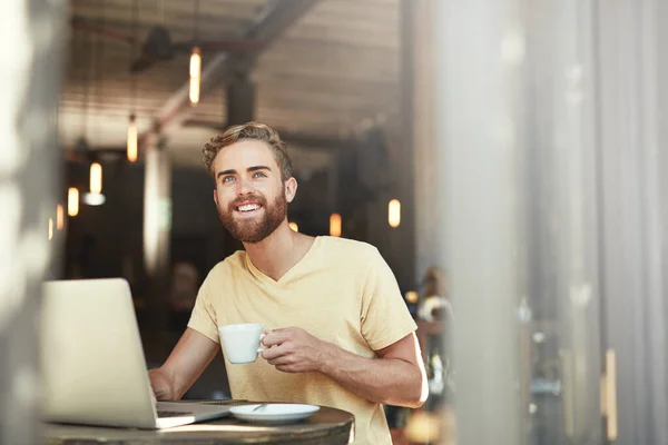 コーヒーショップのラップトップ 幸せと男はフリーランスのブログのインスピレーション オンライン小売レビューやカフェのアイデアを考えています 店舗計画のための思考 リモートワークと中小企業の所有者 顧客や人の笑顔 — ストック写真