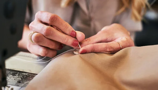 Nähmaschine Frauenhände Und Kleidungsdesignerin Mit Knopf Und Fadenarbeit Kleinunternehmer Unternehmerin — Stockfoto