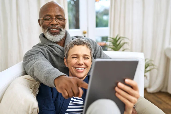 Technik Senioren Paar Mit Tablet Und Auf Dem Sofa Glücklich — Stockfoto