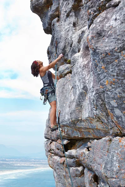 Escalada Céu Azul Desafio Com Mulher Montanha Para Aventura Viajar — Fotografia de Stock