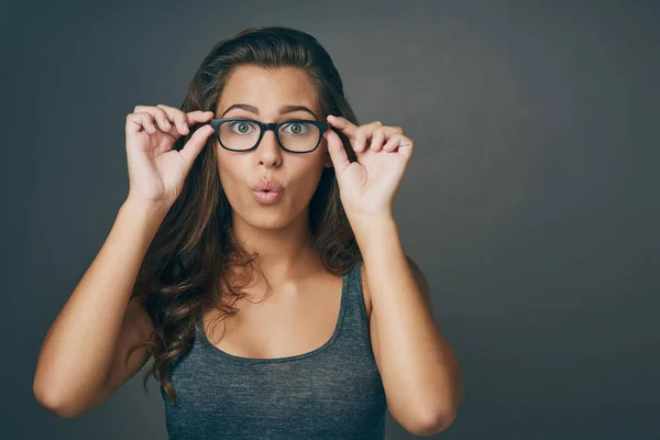 Okulary Zbyt Piękne Były Prawdziwe Studio Zdjęcie Atrakcyjnej Młodej Kobiety — Zdjęcie stockowe
