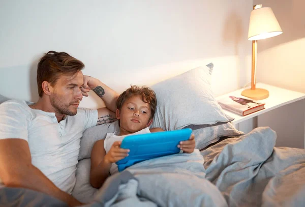 Končíme Den Knihou Mladý Chlapec Pomocí Digitálního Tabletu Zatímco Leží — Stock fotografie