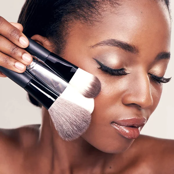 Beleza Maquiagem Pincéis Rosto Mulher Negra Com Ferramentas Cosméticas Estúdio — Fotografia de Stock