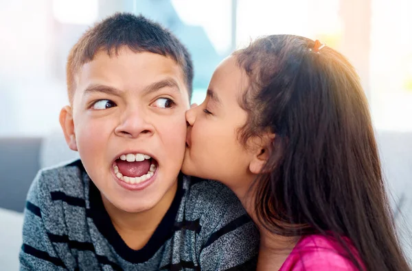 Está Bien Con Los Besos Una Adorable Niñita Besando Hermano —  Fotos de Stock