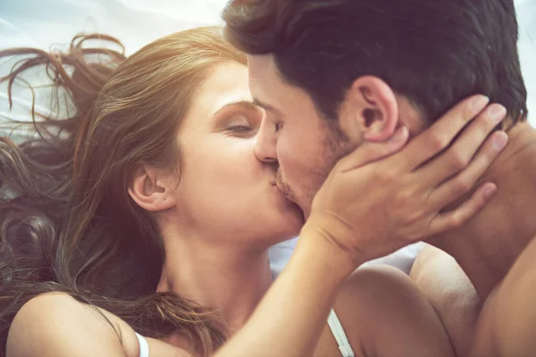 Schlafzimmer Liebe Kuss Und Gesicht Des Paares Entspannen Für Morgendliche — Stockfoto