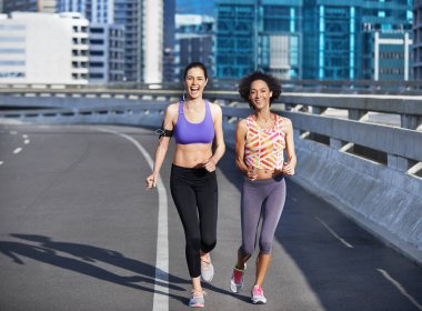 Koşmak sadece spor yapmak değildir. İki arkadaş şehrin sokaklarında birlikte koşuyor.