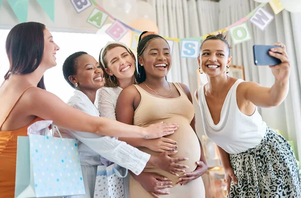 Kobiety Utrzymują Mnie Silnym Grupa Kobiet Przyjaciół Robi Selfie Baby — Zdjęcie stockowe