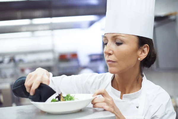 Its All Little Touches Chef Putting Final Touches Dinner Plate — Stock Photo, Image