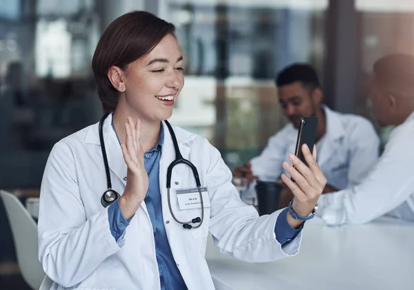 Tive Saudades Tuas Uma Médica Usando Seu Smartphone Para Fazer — Fotografia de Stock