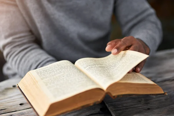 Mani Libro Uomo Che Leggono Bibbia Tavolo All Aperto Fede — Foto Stock