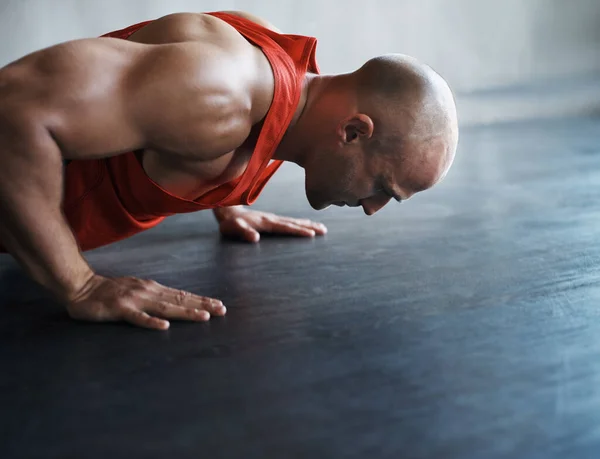 Silne Mięśnie Człowiek Robi Podłogi Push Dla Wytrzymałości Sportowej Determinacji — Zdjęcie stockowe