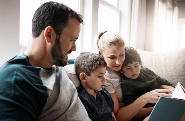 Familia Con Libro Lectura Con Padres Hijos Felicidad Casa Hora — Foto de Stock